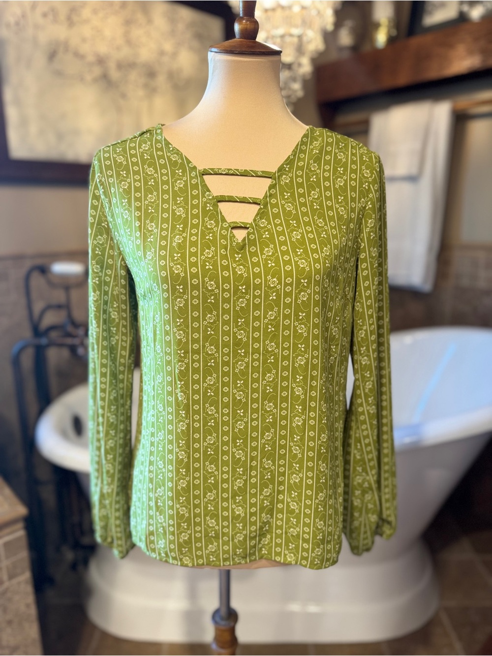 Cruel Denim V-Neck Green Printed Long-Sleeve Blouse size small
